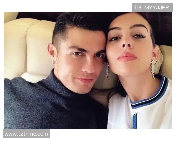 足球球星与酒吧约会夜：激情碰撞与浪漫邂逅的故事